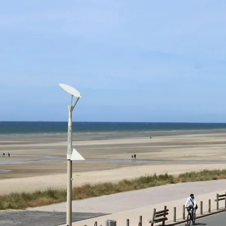 Apartment With Balcony On The Seafront